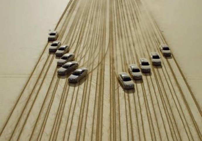 Carrocerías que se mueven para escribir mensajes que se ven desde el espacio Carrocerías que se mueven para escribir mensajes que se ven desde el espacio